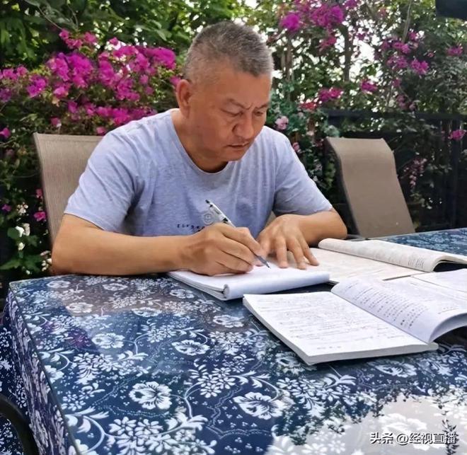 體育投注：連續29年高考浪費了公共資源？58嵗梁實廻應質疑：我夢想上大學，落榜28次也很無奈
